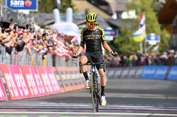 Esteban Chaves taglia il traguardo della tappa 19 del 102° Giro d' Italia