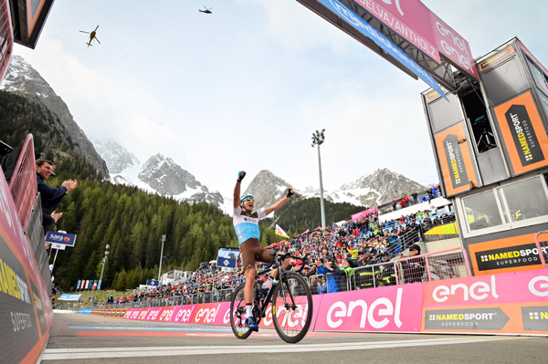 Il francese Nans Peters (AG2R La Mondiale), che aveva indossato la Maglia Bianca di miglior giovane a metà Giro, ha vinto in solitaria la Tappa 17 ad Anterselva 