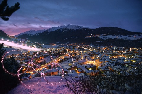 Bormio, arrivo della 17^ tappa, ha illuminato i cinque cerchi olimpici davanti alla pista Stelvio dove si disputa la Coppa del Mondo di sci. Bormio sarà nel 2026 uno dei siti delle XXV Olimpiadi Invernali (Milano Cortina)