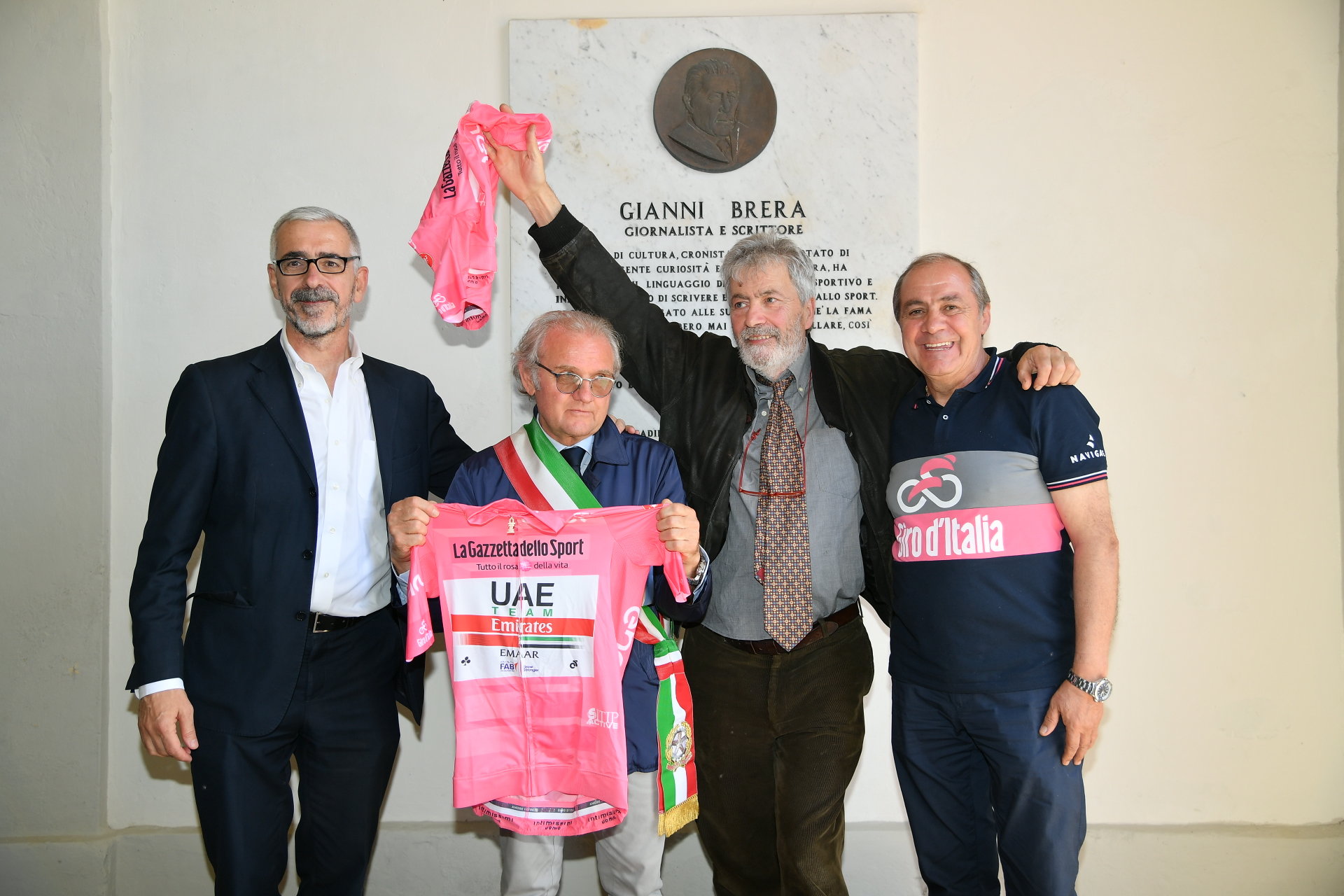 Da sinistra: Il Vicedirettore de La Gazzetta dello Sport Pier Bergonzi, il Sindaco di San Zenone al Po Eugenio Tartanelli, Franco, figlio di Gianni Brera e Mauro Vegni, Direttore del Giro d'Italia.